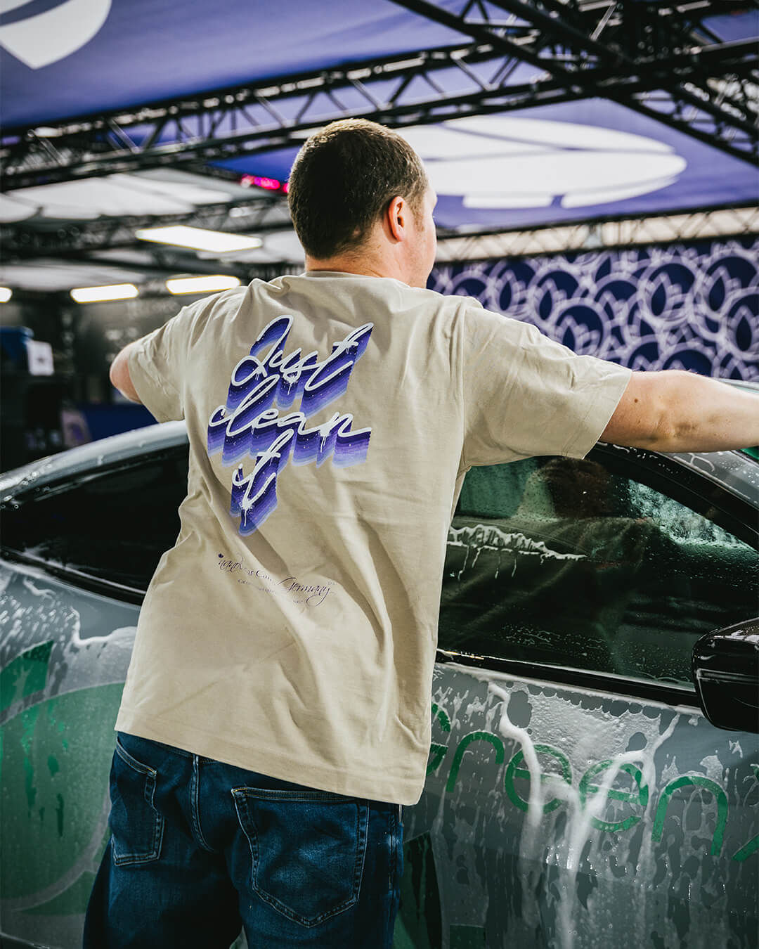 חולצה ממותגת