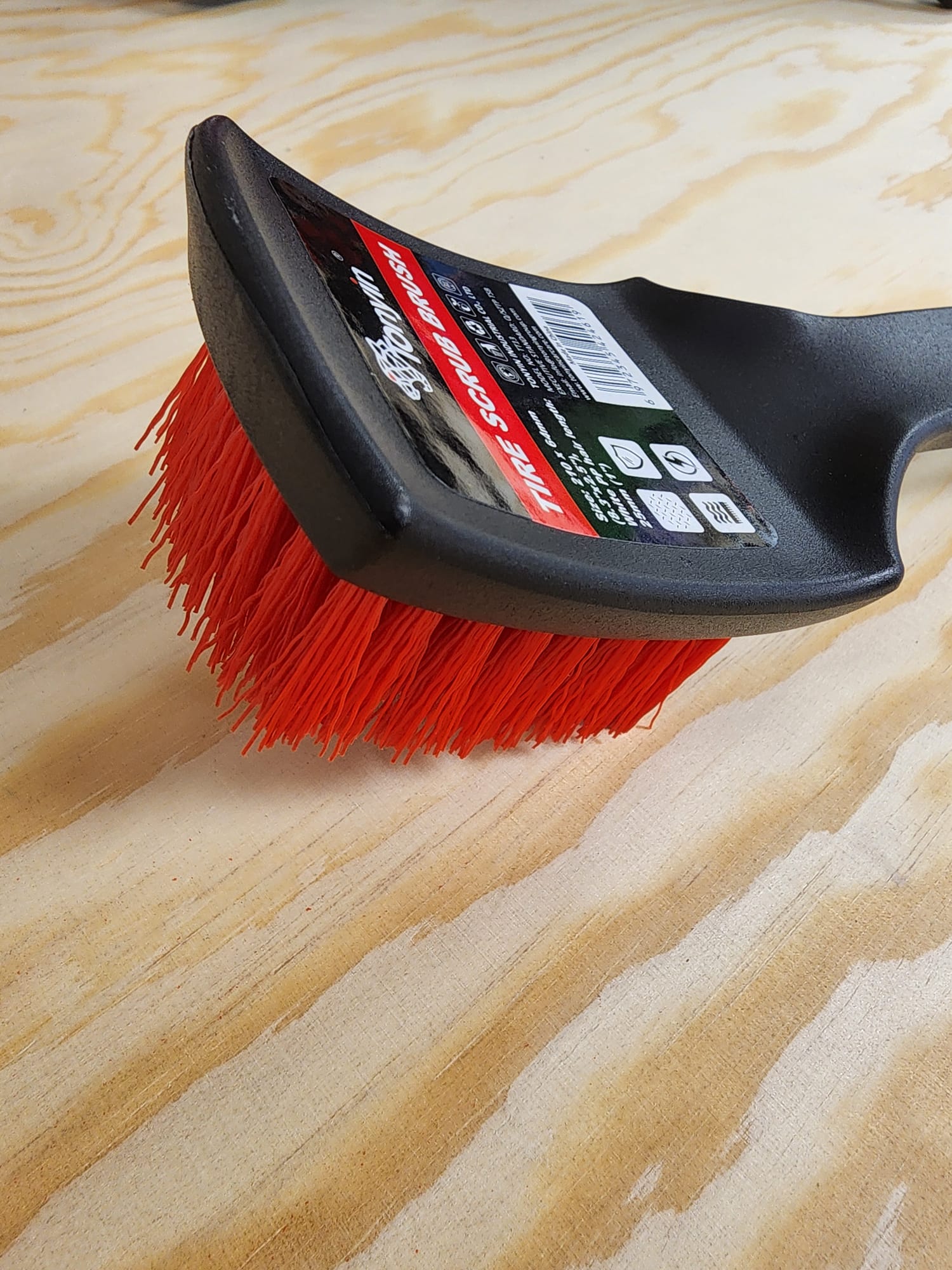 מברשת לניקוי צמיגים לרכב