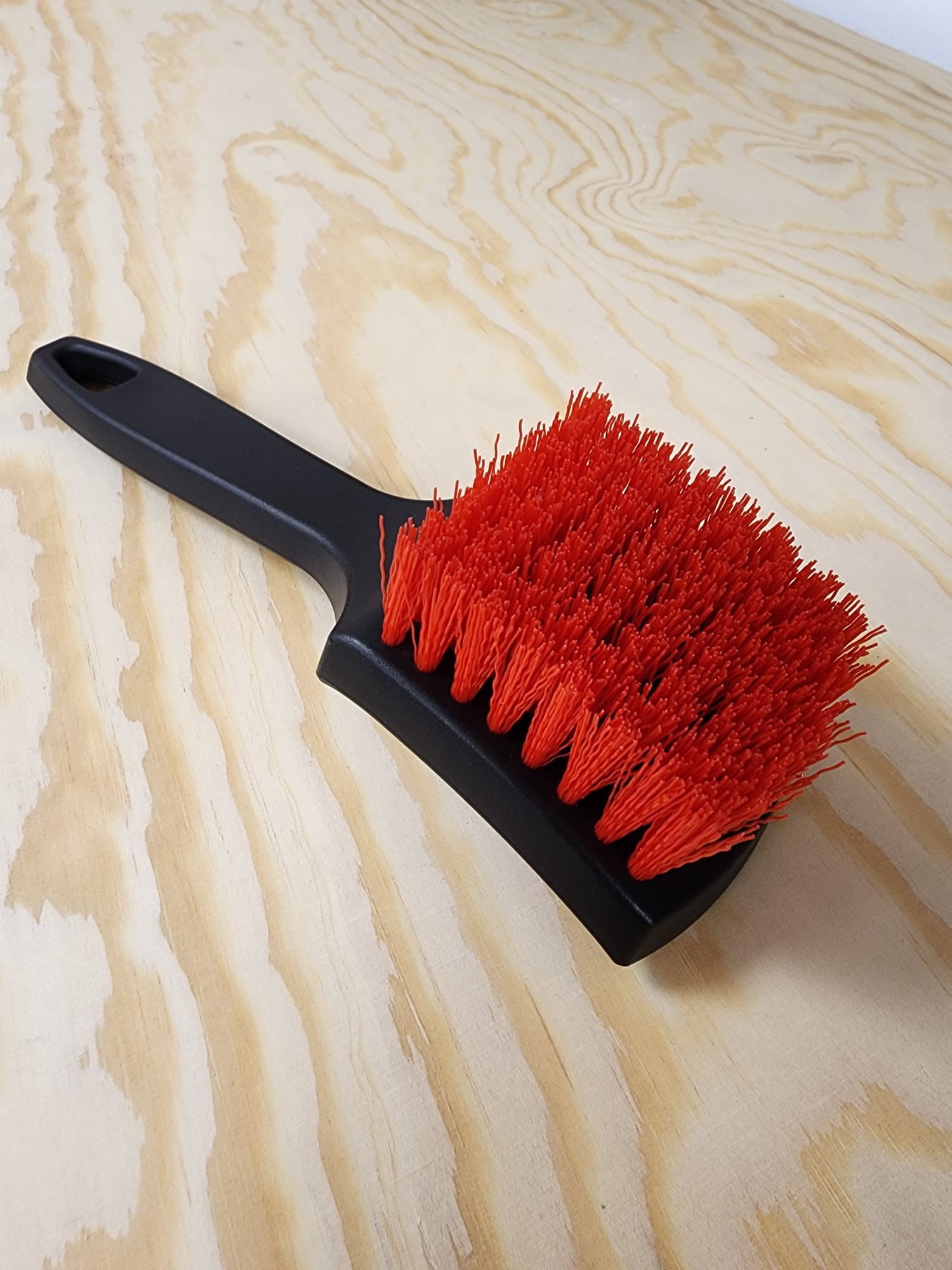 מברשת לניקוי צמיגים לרכב